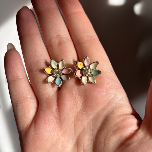 Vintage Pastel Enamel Floral Screw-Back Earrings – 1940s/50s - Picture 3 of 5